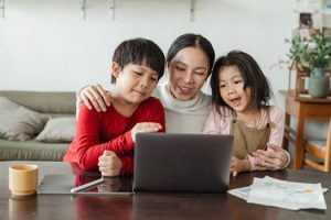 Digital Picture Frames for Remote Family Sharing